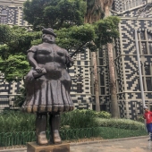 Mujer vestida, Plaza Botero