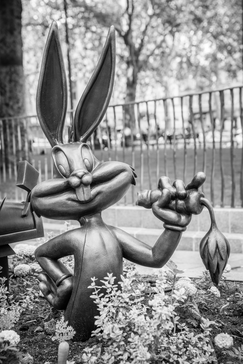 Bugs Bunny statue eating a carrot